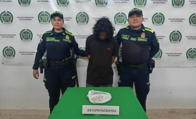Dos policías con un Joven de 22 años capturado con dosis de bazuco.