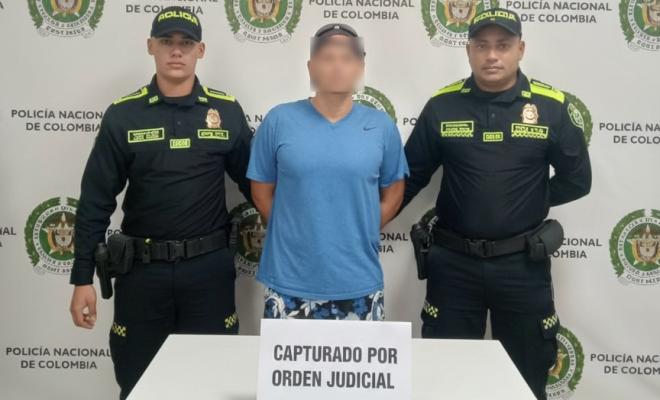 Dos policías con un capturado