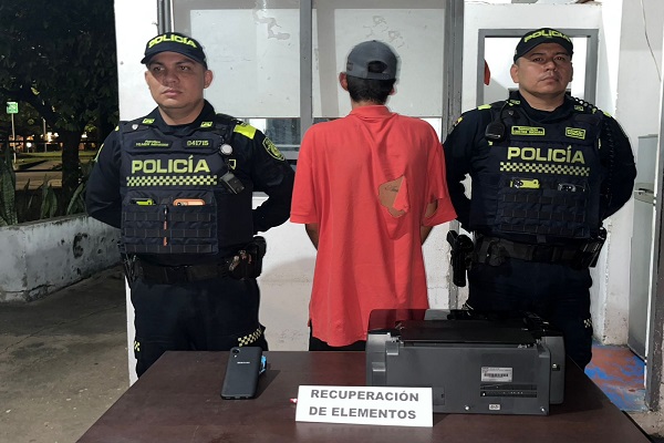 Dos Policías y un capturado por el delito de hurto con la recuperación de los elementos
