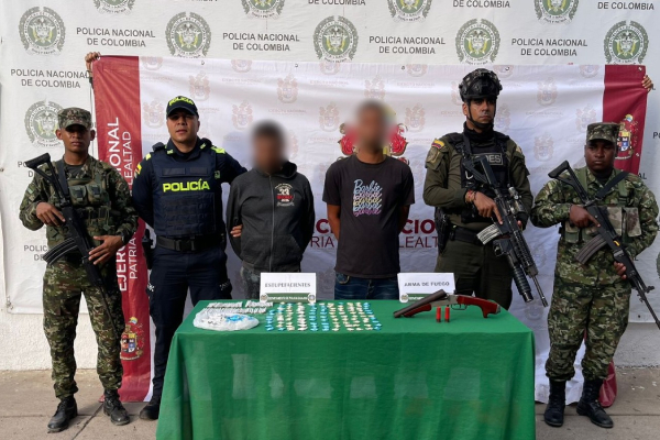 Dos personas capturadas e incautación de munición y armas de fuego