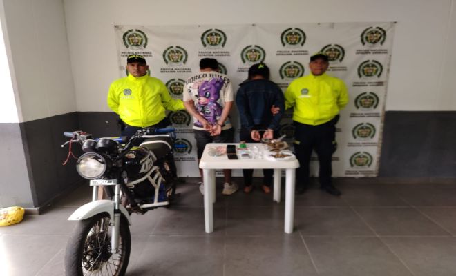 Dos policías, dos Capturados, por tráfico de estupefacientes y una motocicleta