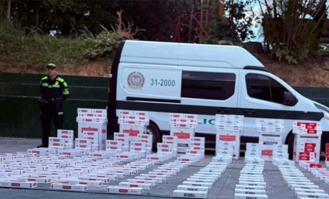 policía custodiando cigarrillos incautados