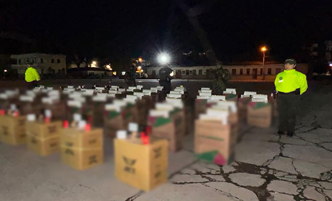 policias custodiando cajas con cigarrillos de contrabando