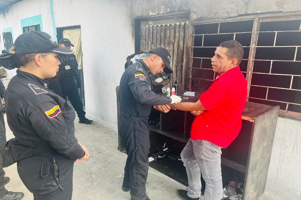 Dos funcionarios atienden a un ciudadano durante una jornada de acompañamiento social, donde uno de ellos presta primeros auxilios a un ciudadano