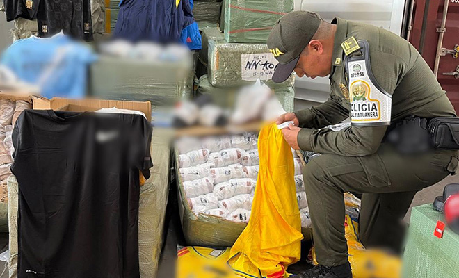 policía realizando registro a mercancia de contrabando 