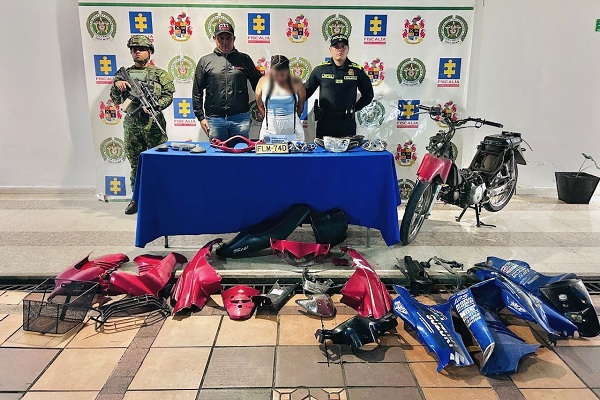Un Policía, un soldado, un funcionario del CTI, mesa con elementos incautados
