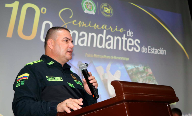 Comandante de la Policía Metropolitana de Bucaramanga hablando en auditorio