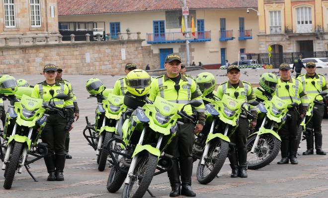 Bloque de policías de transito y transporte junto a sus motocicletas 