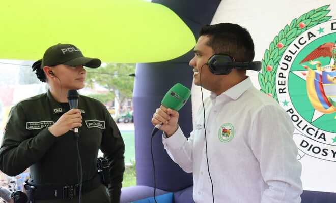 Secretario de seguridad y uniformado de la Policía Nacional participan en una entrevista institucional.