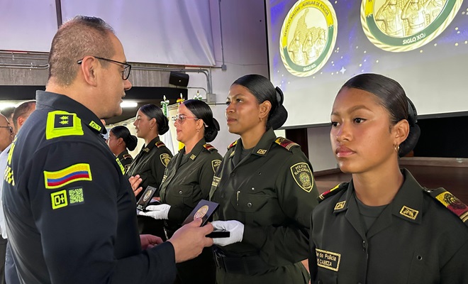 El comandante realiza la entrega de reconocimientos