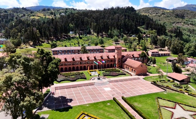 foto panoramica de la escuela Gonzalo Jimenez de Quesada
