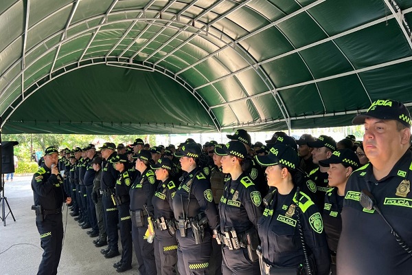 Policías en formación recibiendo consignas por parte del señor Coronel Hector Jairo Betancourt Rojas
