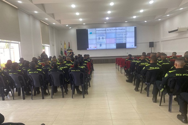 Policías en auditorio recibiendo capacitación plan electoral 2026