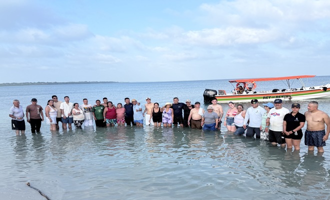 familias de policias conocen el mar