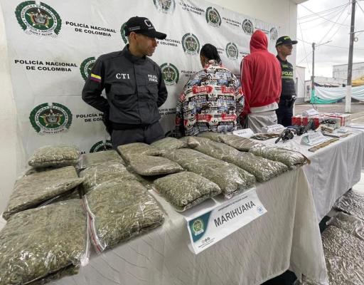 Un policía, un funcionario del CTI y dos capturados con estupefacientes incautados