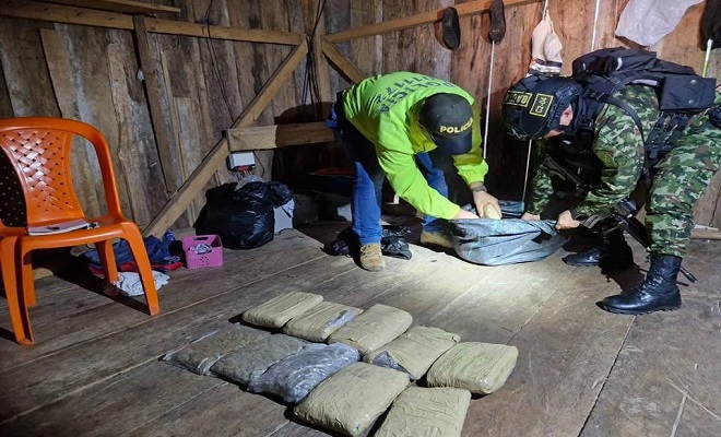 Policía y Ejército extraen marihuana encontrada 