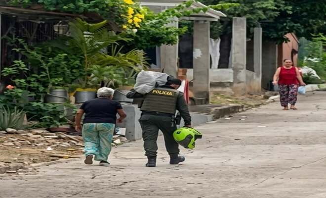Gesto de solidaridad de un policía en Cúcuta se vuelve viral en redes sociales