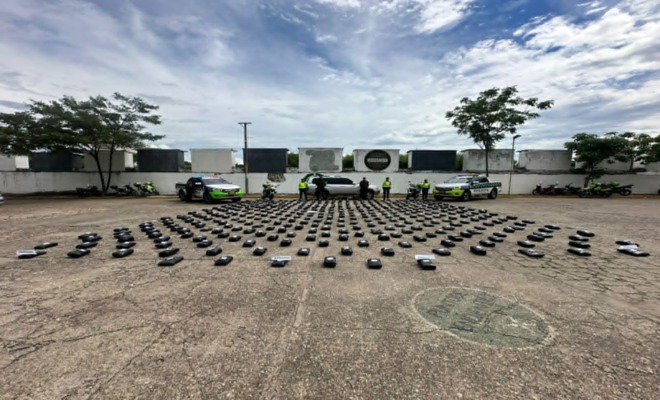4 Policías, 412 paquetes de droga incautada, 1 vehiculó particular,  4 vehículos  uniformados. 