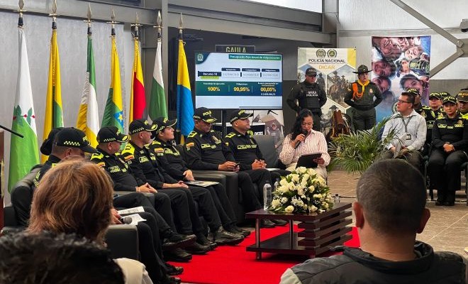 representación de la comunidad e integrantes de la policía nacional