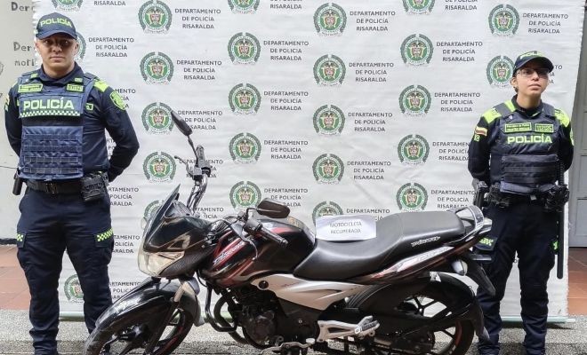 Una motocicleta recuperada y dos policias intervinientes del procedimiento