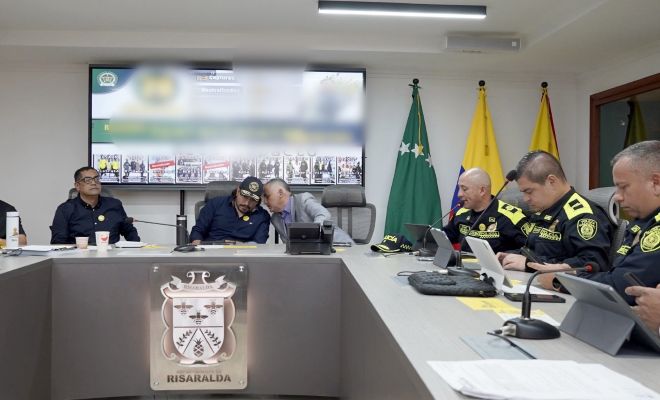 reunion con la participacion de tres policias, el señor gobernador de risaralda y el secretario de gobierno del mismo departamento
