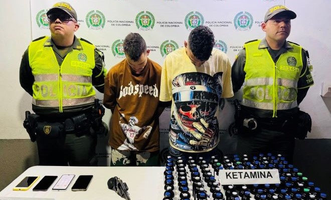 dos policías, dos ciudadanos capturados, ketamina, un arma de fuego y celulares incautados