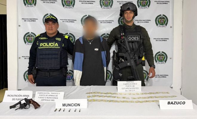 Dos polic&iacute;as con un capturado y elementos incautados