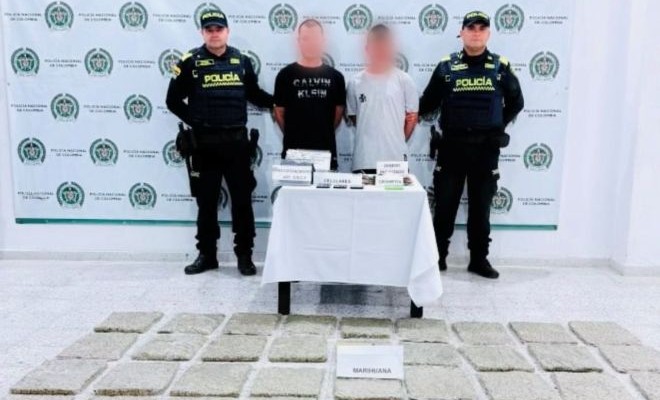 Dos policías captores, dos personas capturadas e incautación de marihuana