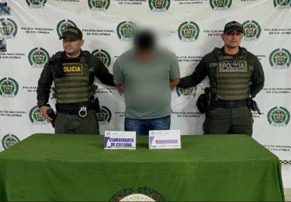 Dos policías al lado de un hombre 