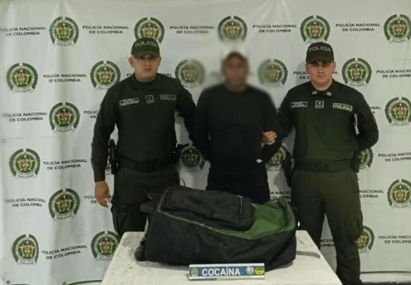 dos policía junto a un hombre con cocina 