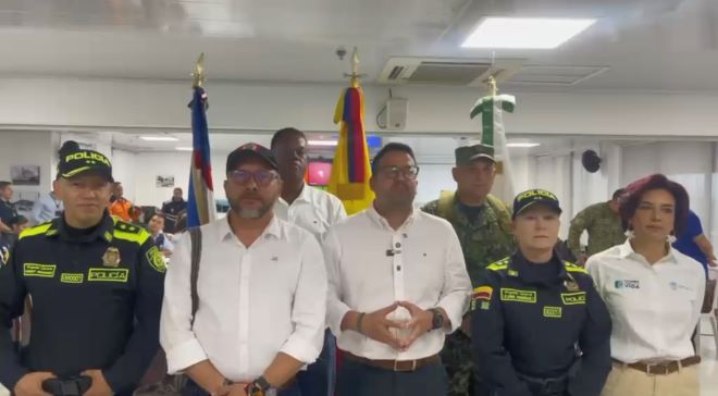 la policía al lado del secretario de gobierno autoridades