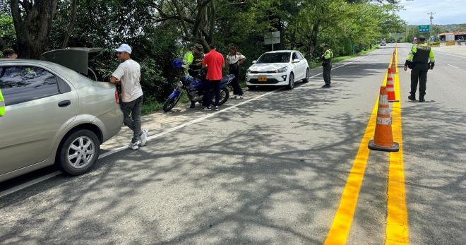 La policía nacional realizando puestos de control
