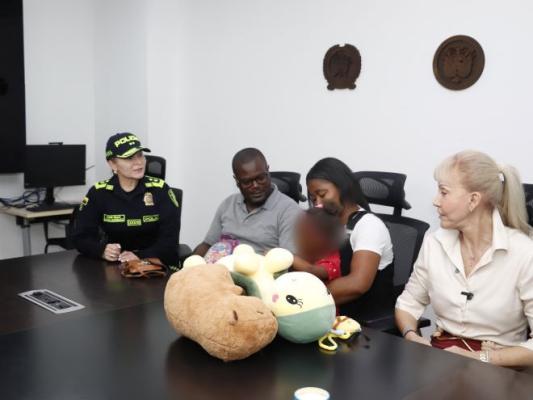 Un policía y la menor de edad con sus padres