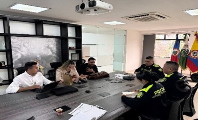 Reunión entre secretaría de gobierno de Amalfi y la Policía Nacional