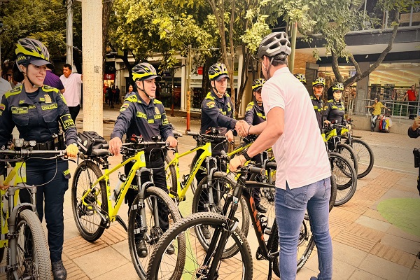 Señor alcalde Germán Casagua saludando al grupo de Policía Comunitaria y la Patrulla Púrpura
