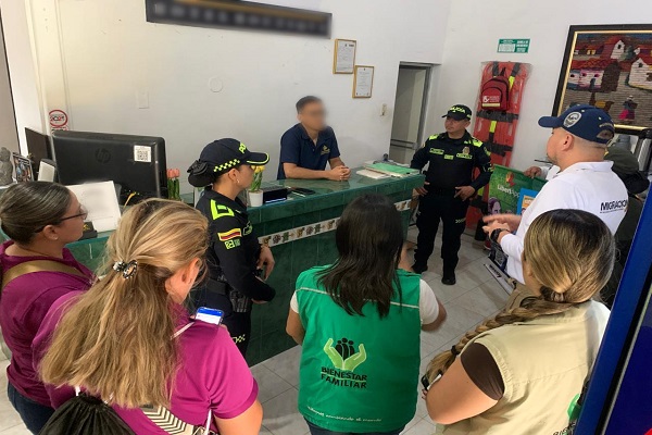 Dos Policías y funcionarios de las entidades político administrativa en campaña preventiva