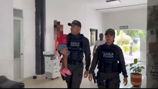polic&iacute;a nacional con menor rescatada