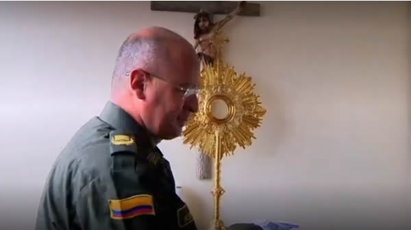 policia-colombia-valientes-coronel-silverio-suarez-sacerdote-sotana