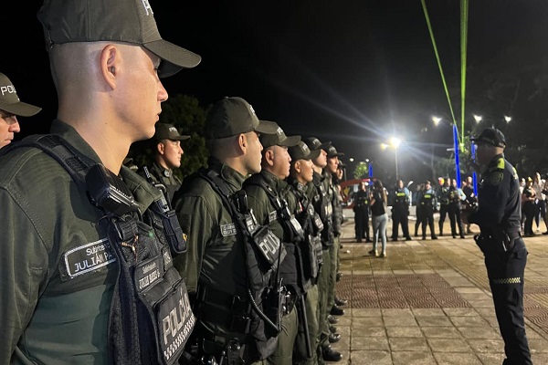 Formación de uniformados de la Policía y Ejercito para el inicio de actividades preventivas y de control