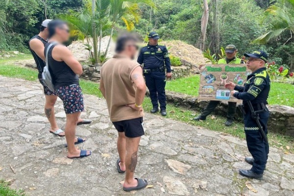 Tres Policías en campaña educativa con la ciudadanía 