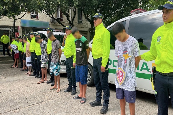 funcionarios de la SIJIN con los capturados 