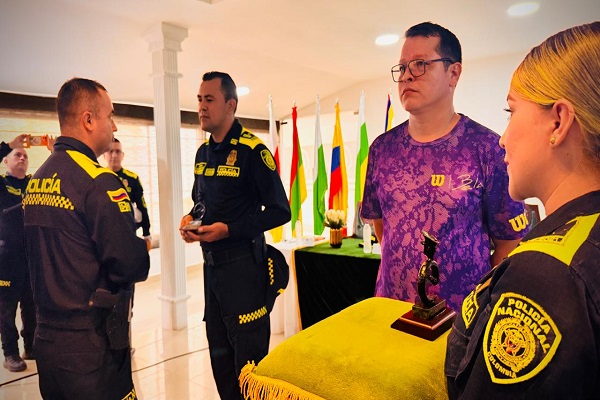 Señor coronel Héctor Jairo Betancourt Rojas entregando reconocimiento a la victima