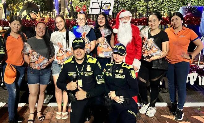Polic&iacute;as junto a comunidad durante actividad navide&ntilde;a en Casanare