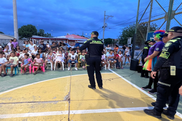 Polic&iacute;as interactuando con la comunidad