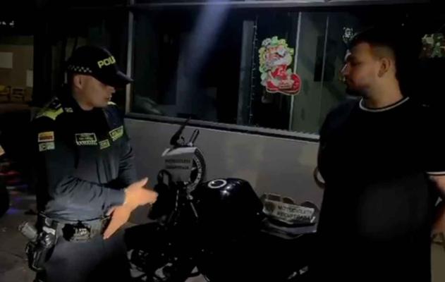 Policía haciendo entrega de motocicleta recuperada a ciudadano