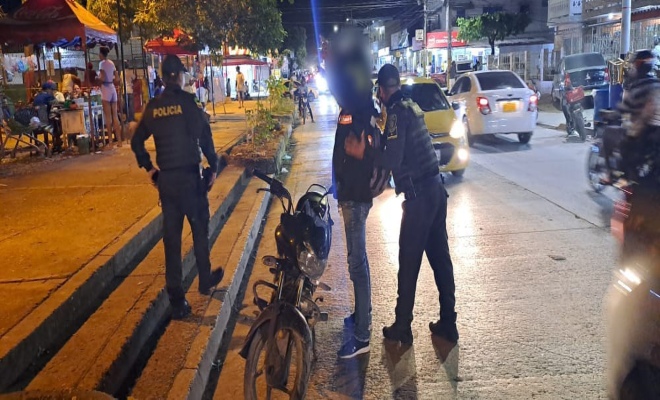 Persona capturada-policías custodiando