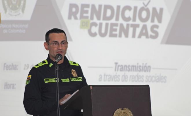 El señor coronel Morales Vargas habla al público durante la rendición de cuentas.