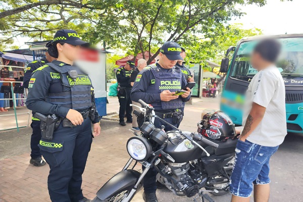 Cinco Policías con la ciudadanía en actividades preventivas y de control