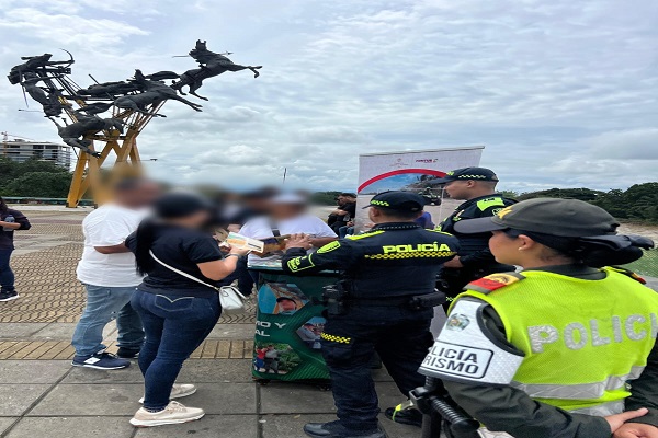 Tres Policías con la ciudadanía en actividades preventivas y de control