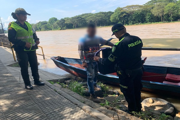Dos Policías en actividades preventivas